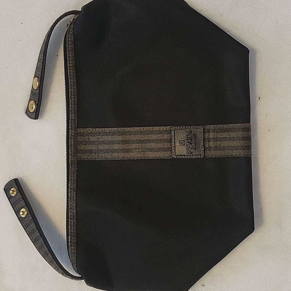FENDI HANDBAG (PEELING, STICY Inside)